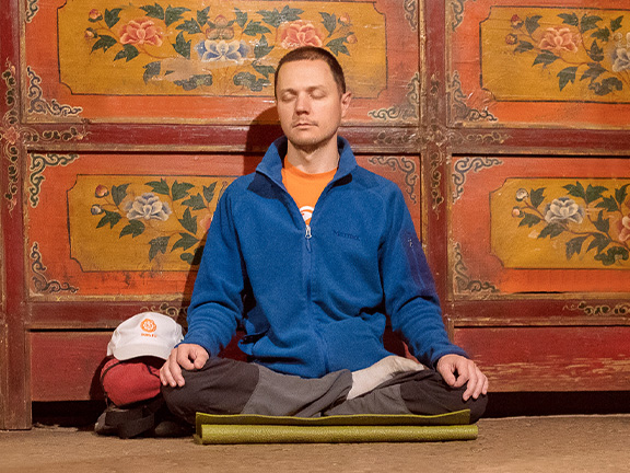 мужчина медитирует в полулотосе