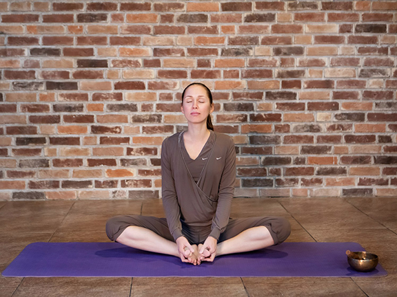 Поза бабочки (Баддха Конасана) в йоге