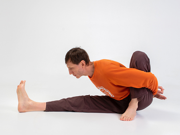 Маричиасана 1 (вариация с неглубоким наклоном)