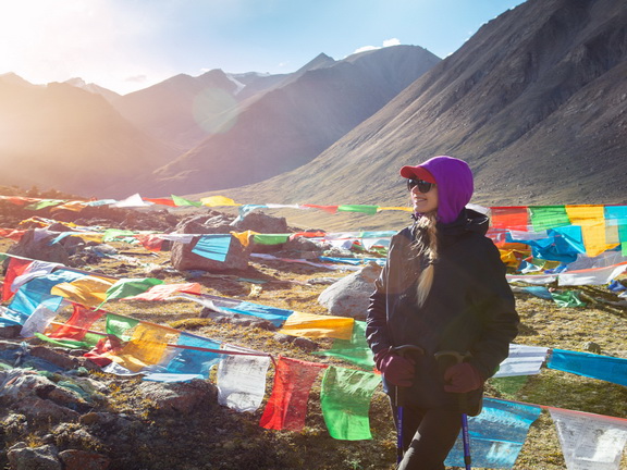 девушка на фоне тибетских флажков