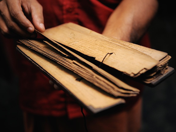 буддист с писаниями