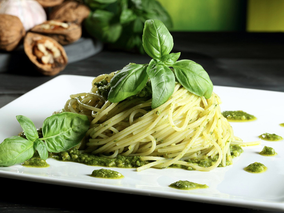Макароны с соусом песто
