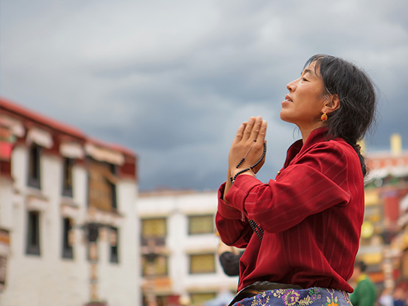 тибетская девушка в намасте