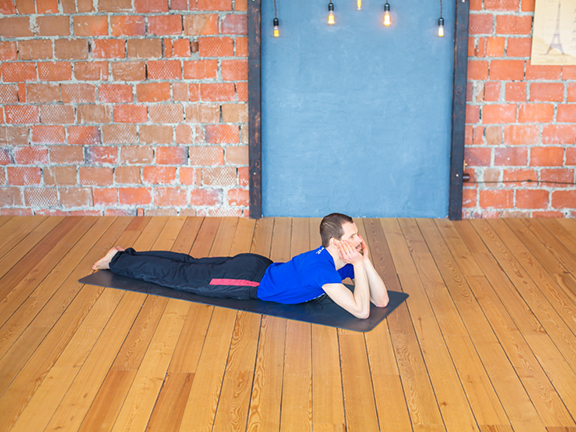 парень лежит на коврике