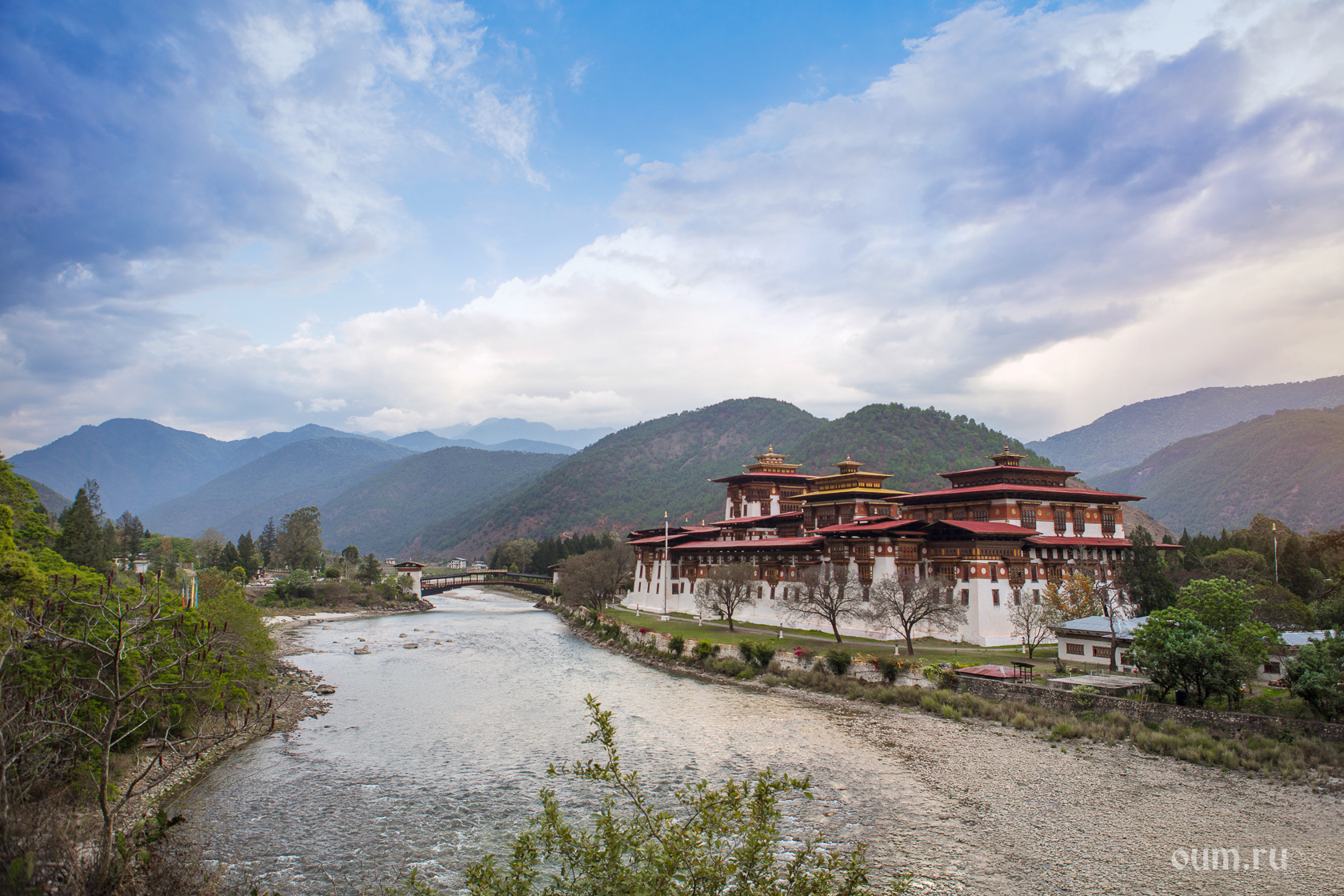 Бутан состояние. Бутан Тхимпху. Бутан Тхимпху Samsung. Бутан климат. Монастырь гянгтей бутан.