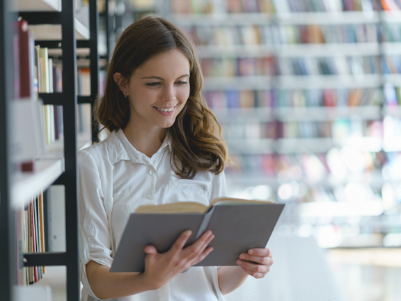 девушка читает книгу