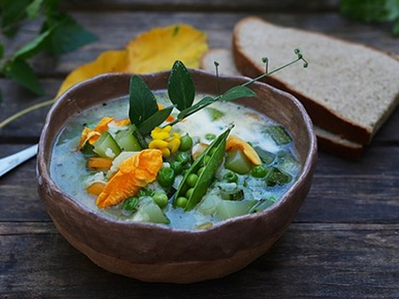 Простой овощной суп с рисом, кабачком и зеленым горошком