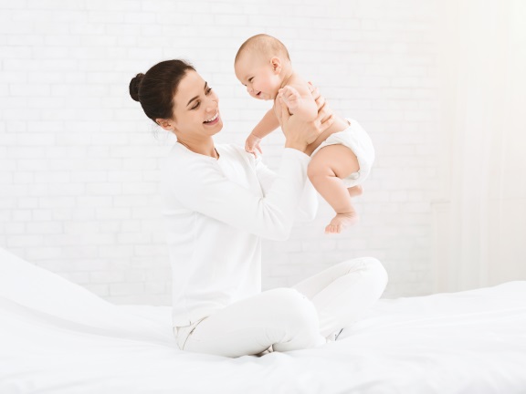 мама держит младенца