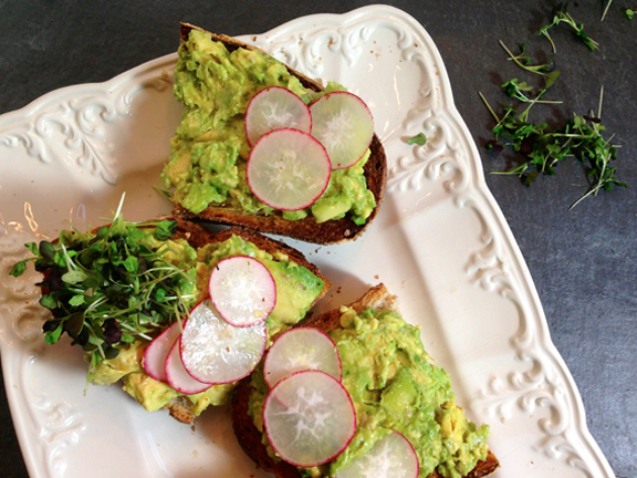 Веганский бутерброд с авокадо и редисом