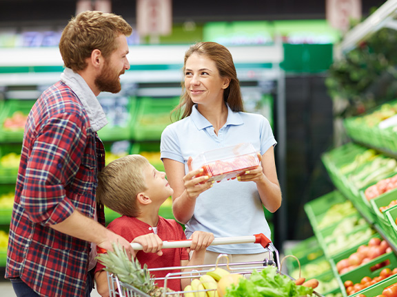 семья в магазине выбирает продукты