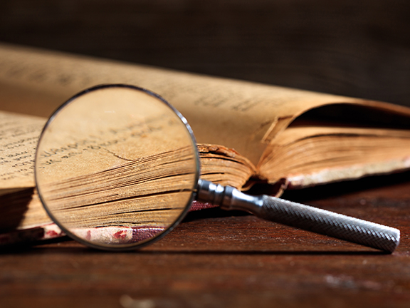 лупа и книга