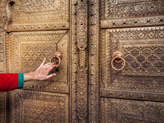 женская рука открывает старую дверь