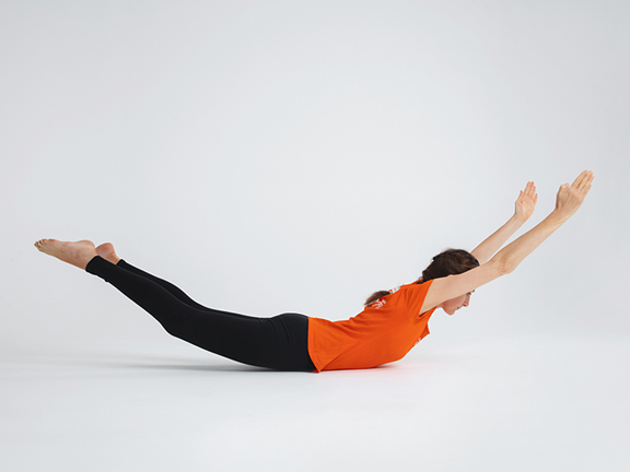 Шалабхасана (с вытянутыми руками вдоль ушей)|