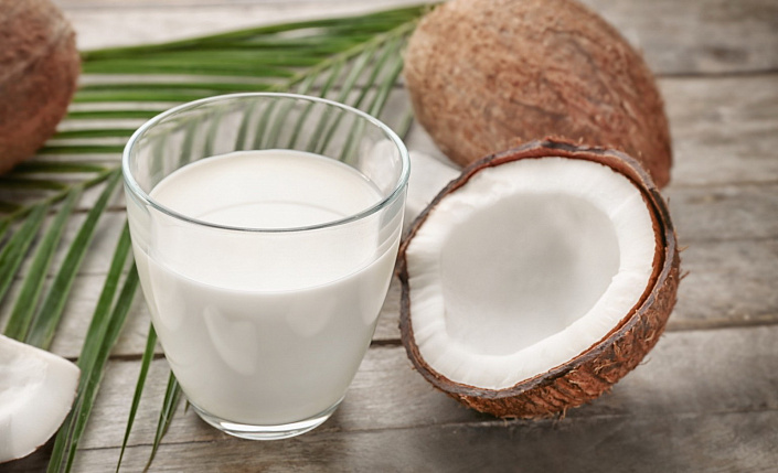 кокосовое молоко и кокосы фото