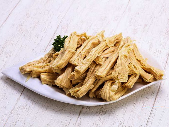 спаржа на тарелке