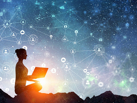 девушка с ноутбуком в сети на фоне неба