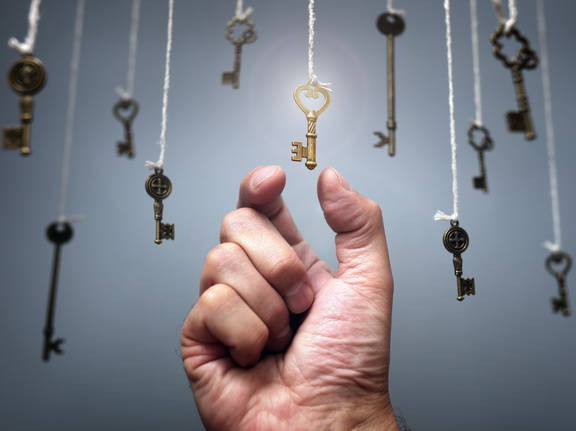 рука берет ключ на ниточке фото
