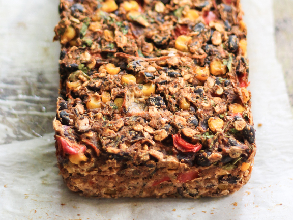 Запеканка из чечевицы с цукини и соусом из авокадо