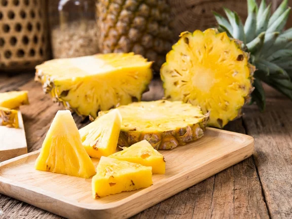 Ананас кусочками на доске |
