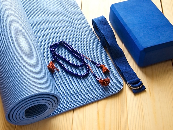 четки на коврике для йоги