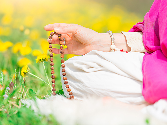 женская рука с четками