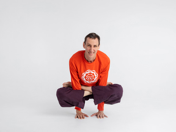 Поза петуха (Куккутасана): польза, техника выполнения и противопоказания