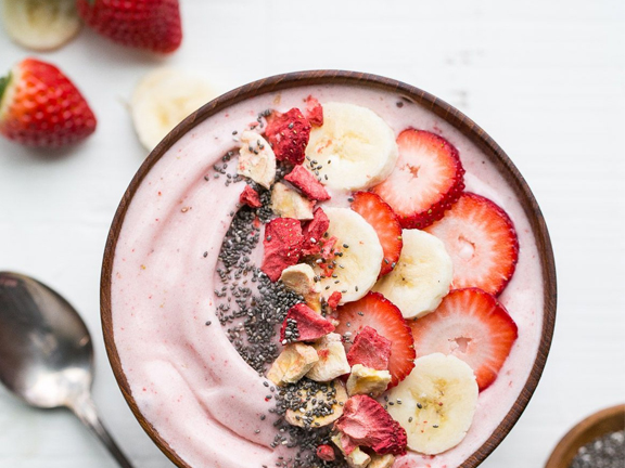 Клубничная живая каша из пшеницы