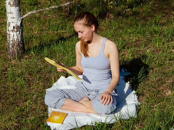 девушка читает на природе