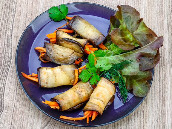Рулеты из баклажанов с орехами и морковью 