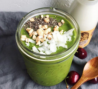 Зеленый смузи на кедровом молочке