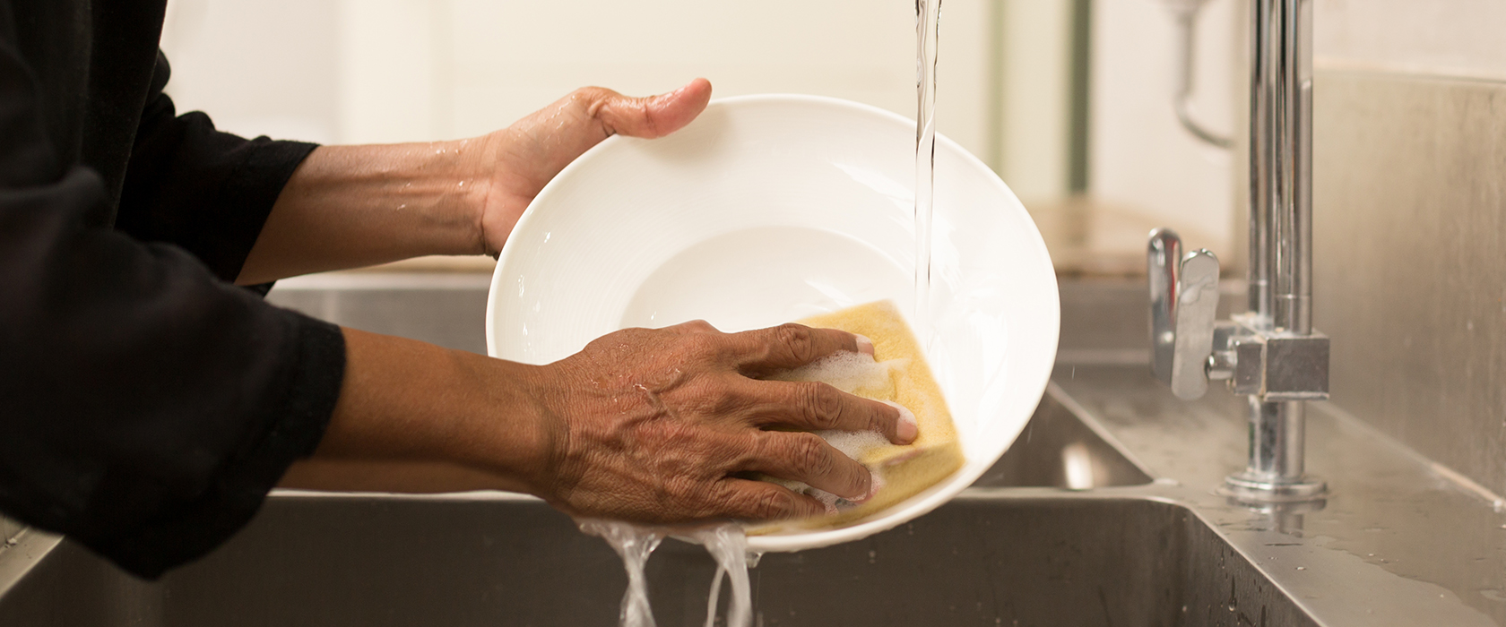 Мыть посуду ночью. Закатываем рукава перед мытьем. Закатывание рукавов перед мытьем рук. Мастер дзен моет посуду. Картинка закатываем рукава перед мытьем.