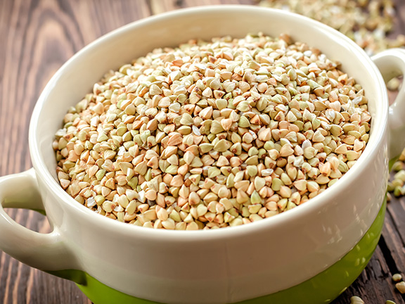 зеленая гречка в тарелке