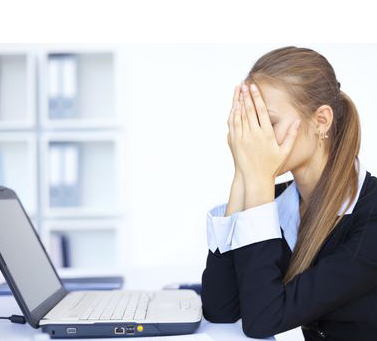 девушка закрыла глаза руками фото