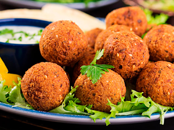 Вегетарианский фалафель, запеченный с куркумой