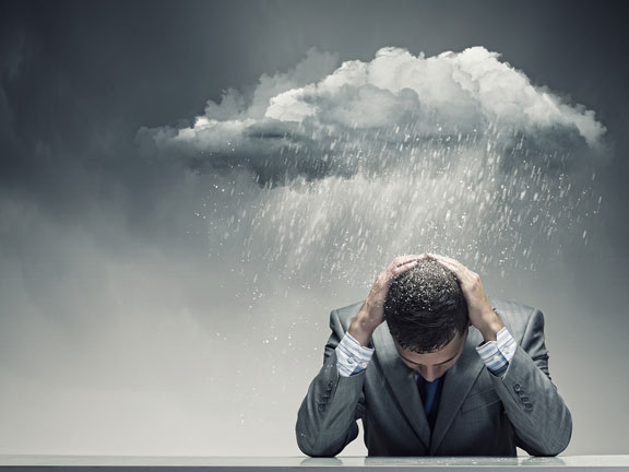 мужчина страдает