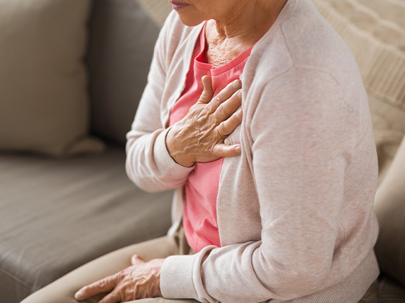 Женщина, ладонь на сердце