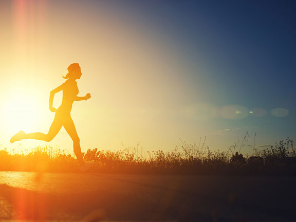 девушка бежит на рассвете фото