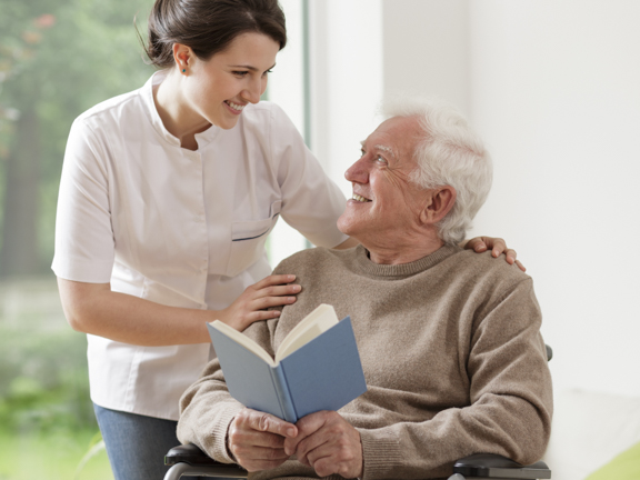 девушка улыбается с дедушкой