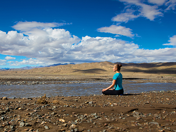 йогиня медитирует у реки
