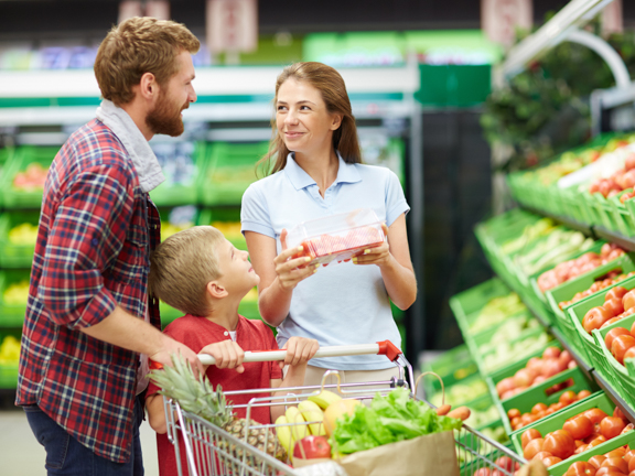 семья выбирает овощи и фрукты
