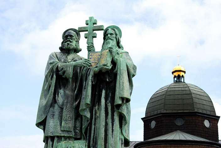 статуя кирилла и мифодия фото