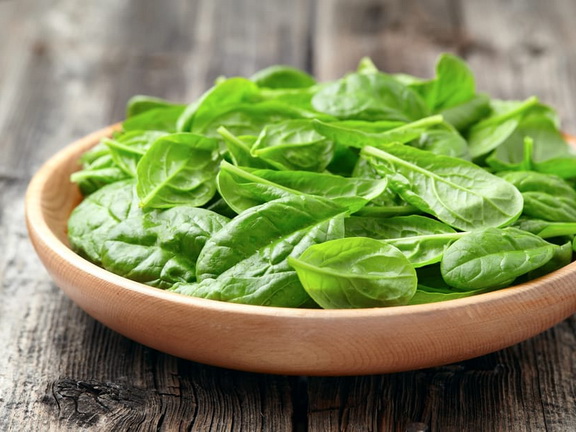 шпинат в чашке