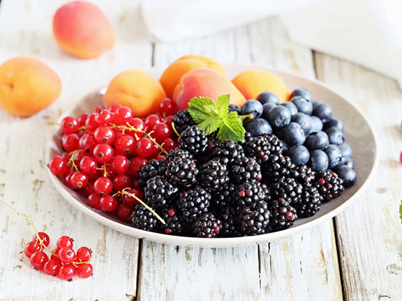 тарелка с ягодами