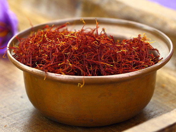 сухой шафран в чашке