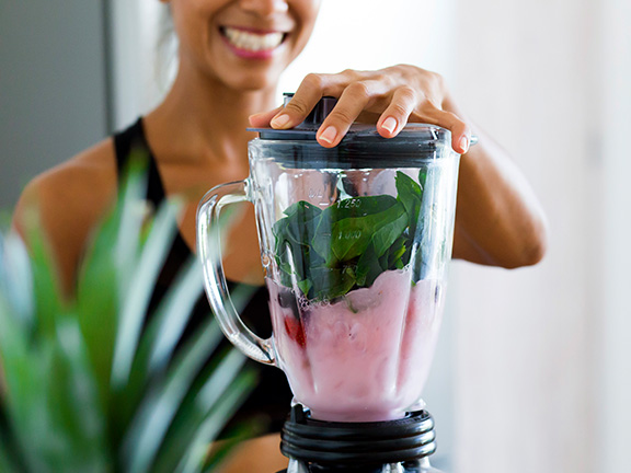 девушка делает смузи