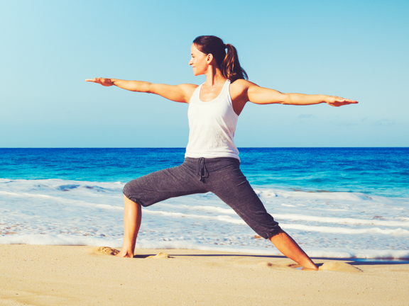 вирабхадрасана, йогиня на берегу моря