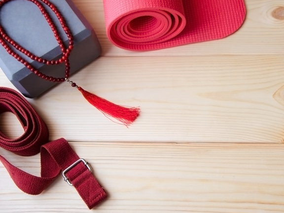 Пропсы в йоге: что это такое и как их использовать