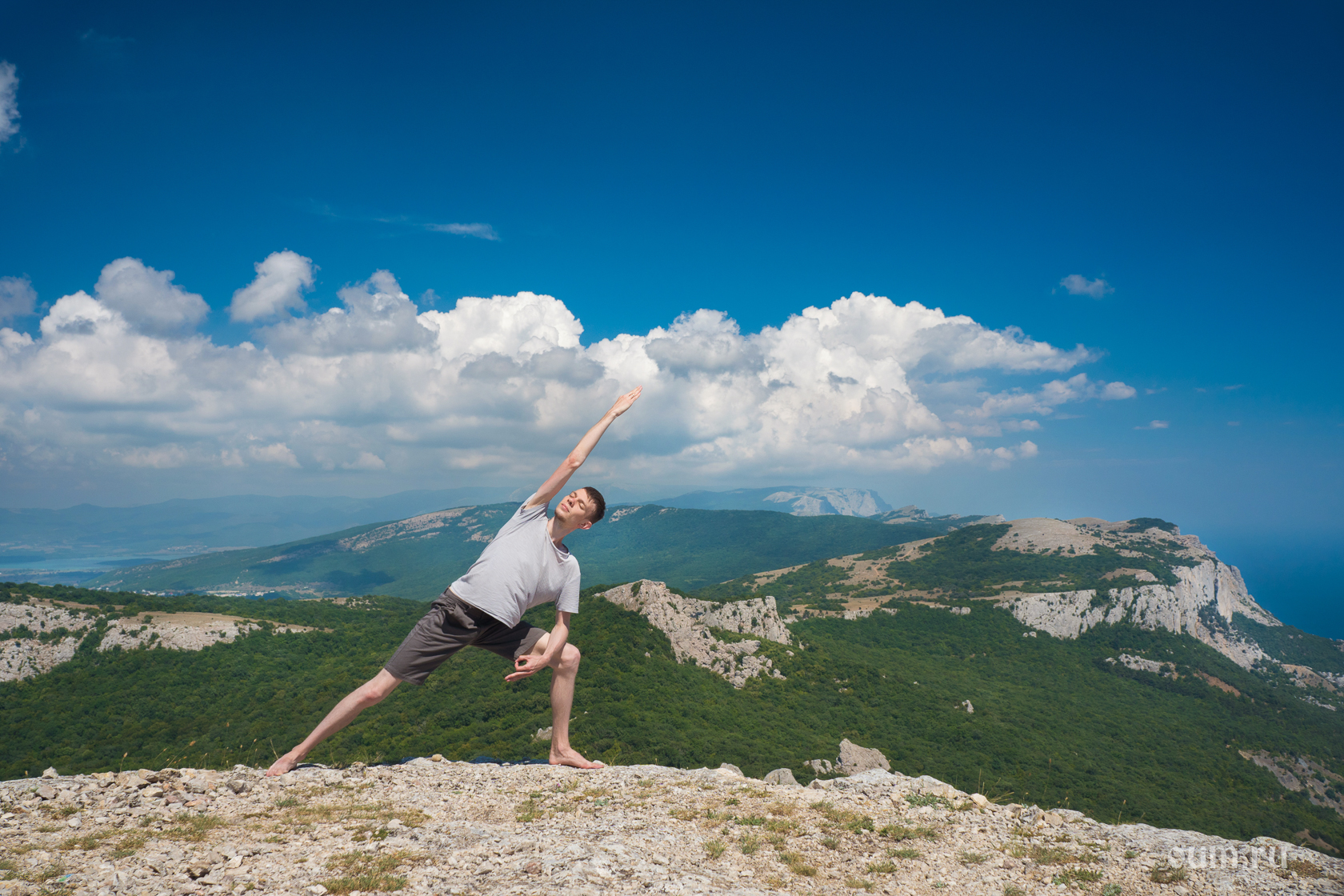 Йога тур в сочи. Йога тур в горах. Йога на горе. Йога в Крыму. Йога в горах Крым.