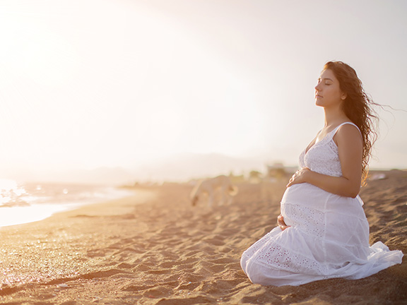 беременная девушка на берегу моря