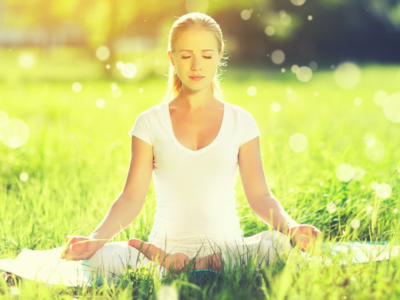 девушка медитирует на природе